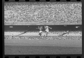 Fotografia "Jogos Campeonato Carioca; 'CAMPEONATO CARIOCA DE 1963' de PROFISSIONAIS (1º Turno) Jogos Vasco x Fluminense (3 x 1) Botafogo x Canto do Rio (3 x 0) America x Madureira (5 x 2) e Olaria x Portuguesa, Reportagem de Esporte" ([Local n/d] , 1963) [negativo]. / Fotógrafo(a): Equipe.  -- ITEM-0019.