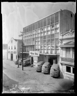 Fotografia "Jornal 'UH': Fachada do edifício de 'Última Hora', flagrantes do interior do prédio, oficinas, etc" ([Local n/d] , [Data n/d]) [negativo]. / Fotógrafo(a): Melo.  -- ITEM-0003.