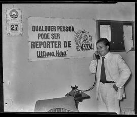 Fotografia "Entrega de prêmio ao repórter amador" ([Local n/d] , [Data n/d]) [negativo]. / Fotógrafo(a): Ernani Contursi.  -- ITEM-0001.