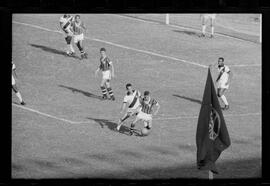 Fotografia "Jogos Campeonato Carioca; 'CAMPEONATO CARIOCA DE 1963' de PROFISSIONAIS (1º Turno) Jogos Vasco x Fluminense (3 x 1) Botafogo x Canto do Rio (3 x 0) America x Madureira (5 x 2) e Olaria x Portuguesa, Reportagem de Esporte" ([Local n/d] , 1963) [negativo]. / Fotógrafo(a): Equipe.  -- ITEM-0213.