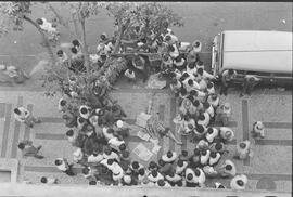 Fotografia "Av. N.S. de Copacabana - suicídio. Suicídio em Copacabana - Shirley Soares Kaur" ([Local n/d] , 1960) [negativo]. / Fotógrafo(a): Jair.  -- ITEM-0004.