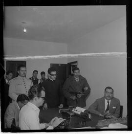 Fotografia "Rebelião dos Lavradores que ocupam Terras em Capivari' Padre Anibal, depondo no Forum de Caxias - caso de Capivari, Reportagem de Broxado" ([Local n/d] , 1963) [negativo]. / Fotógrafo(a): Ferreira.  -- ITEM-0011.