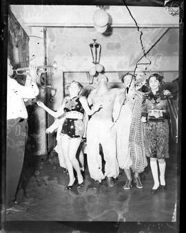 Fotografia "Reportagem sobre o carnaval no dia 31 de dezembro de 1952" ([Local n/d] , 1952) [negativo]. / Fotógrafo(a): Jader Neves.  -- ITEM-0018.