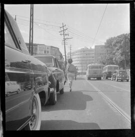 Fotografia "Helio Fernandes na P.E. (Chegada dos advogados, Prado Keli e Prudente de Morais Neto e o presidente do inquérito militar o Gal. Crisanto Figueiredo de Miranda" ([Local n/d] , 1963) [negativo]. / Fotógrafo(a): Rodolfo.  -- ITEM-0021.