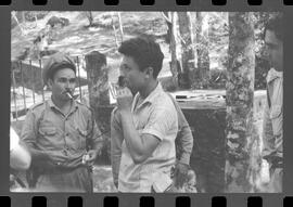 Fotografia "DESAPARECIMENTO DO MÉDICO NO PICO DE PAPAGAIO Família perdida na mata (Dr. Newto Batista dos Santos, que estava desaparecido com seus filhos Caio Cesar e Lia Lucia no Pico de Papagaio)" ([Local n/d] , 1963) [negativo]. / Fotógrafo(a): Adyr; Rodolpho.  -- ITEM-0019.