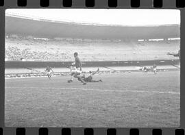 Fotografia "FLUMINENSE X BONSUCESSO; 'CAPEONATO [CAMPEONATO] CARIOCA DE FUTEBOL PROFISSIONAIS' Jogo no Maracanã - Fluminense x Bonsucesso (3x0), sendo que este jogo foi anulado devido a irregularidade havida), Reportagem de Esporte" ([Local n/d] , 1963) [negativo]. / Fotógrafo(a): Demócrito; Ribeiro.  -- ITEM-0029.