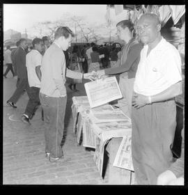 Fotografia "Venda do lançamento do tablóide de U.H. esportivo" ([Local n/d] , [Data n/d]) [negativo]. / Fotógrafo(a): Orlando Alli.  -- ITEM-0002.