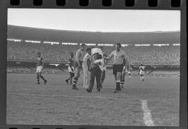 Fotografia "Jogos Campeonato Carioca; 'CAMPEONATO CARIOCA DE 1963' de PROFISSIONAIS (1º Turno) Jogos Vasco x Fluminense (3 x 1) Botafogo x Canto do Rio (3 x 0) America x Madureira (5 x 2) e Olaria x Portuguesa, Reportagem de Esporte" ([Local n/d] , 1963) [negativo]. / Fotógrafo(a): Equipe.  -- ITEM-0106.