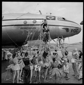 Fotografia "Concurso de beleza 'Miss Paris' em visita ao Rio de Janeiro, Reportagem Geral" ([Local n/d] , [Data n/d]) [negativo]. / Fotógrafo(a): Manzon.  -- ITEM-0032.