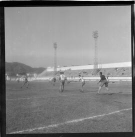 Fotografia "FUTEBOL = 'CAMPEONATO CARIOCA DE PROFISSIONAIS' Jogo Flamengo x Botafogo (3 x 1), America x Portuguesa (2 x 1), Madureira x Bangu (1 x 2), C. Grande x S. Cristovão (1 x 0) e C. Rio x Olaria (1 x 7), Reportagem de Esporte" ([Local n/d] , 1963) [negativo]. / Fotógrafo(a): Equipe.  -- ITEM-0323.