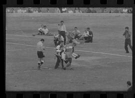 Fotografia "CAMPEONATO CARIOCA DE PROFISSIONAIS DE 1963' (1º Turno) Jogo Vasco da Gama x Olaria (1 x 0) no Maracanã" ([Local n/d] , 1963) [negativo]. / Fotógrafo(a): Demócrito; Ribeiro.  -- ITEM-0044.