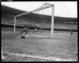 Fotografia "Futebol (Flamengo x Boca Jr.)" ([Local n/d] , [Data n/d]) [negativo]. / Fotógrafo(a): Equipe.  -- ITEM-0022.