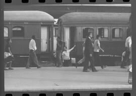 Fotografia "GREVE DOS FERROVIÁRIOS DA LEOPOLDINA' Greve na Leopoldina (Reportagem e uma pombinha na linha Férrea), Reportagem de Cid King" ([Local n/d] , 1963) [negativo]. / Fotógrafo(a): Adyr Vieira.  -- ITEM-0009.