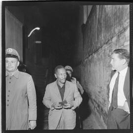 Fotografia "16º D.P. FAVELADO PRESO; POLICIA 16º dp. Ardovino mandou prender o operario favelado Mario de Sá por ter o mesmo consertado uma das paredes de seu barraco -" ([Local n/d] , 1961) [negativo]. / Fotógrafo(a): Rodolpho.  -- ITEM-0002.