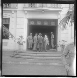 Fotografia "Caso Hélio Fernandes - visitas dos advogados de seus advogados Prado Kelli e Prudente de Morais Neto e sua esposa Sra. Rosinha Fernandes e seu irmão Millor Fernandes, no Quartel da PM), Reportagem de Nelson Silva" ([Local n/d] , 1963) [negativo]. / Fotógrafo(a): Alvaro.  -- ITEM-0008.