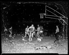 Fotografia "Esporte - Basquete Internacional" ([Local n/d] , [Data n/d]) [negativo]. / Fotógrafo(a): Ângelo.  -- ITEM-0003.