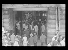 Fotografia "Sindicato dos Ferroviários' Leopoldina - Reunião no Sindicato dos Ferroviários - Volta ao trabalho" ([Local n/d] , 1963) [negativo]. / Fotógrafo(a): Ribeiro.  -- ITEM-0020.