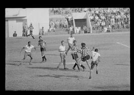 Fotografia "Jogos Campeonato Carioca; 'CAMPEONATO CARIOCA DE 1963' de PROFISSIONAIS (1º Turno) Jogos Vasco x Fluminense (3 x 1) Botafogo x Canto do Rio (3 x 0) America x Madureira (5 x 2) e Olaria x Portuguesa, Reportagem de Esporte" ([Local n/d] , 1963) [negativo]. / Fotógrafo(a): Equipe.  -- ITEM-0295.