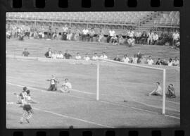 Fotografia "CAPEONATO [CAMPEONATO] CARIOCA DE 1963' (PROFISSIONAIS) (1º Turno) Jogo Famengo [Flamengo] x Campo Grande (5 x 0); Jogo Flamengo e Campo Grande, Reportagem de Esporte" ([Local n/d] , 1963) [negativo]. / Fotógrafo(a): Ribeiro; Demócrito.  -- ITEM-0099.