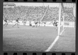 Fotografia "Campeonato Carioca de Profissionais de 63 (1° Turno) Esporte - jogo Fluminense (1 x 0) Bonsucesso" ([Local n/d] , 1963) [negativo]. / Fotógrafo(a): Democrito.  -- ITEM-0051.