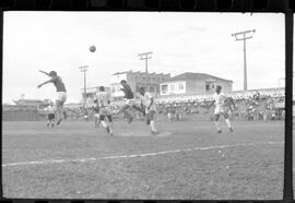 Fotografia "Jogos Campeonato Carioca; 'CAMPEONATO CARIOCA DE 1963' de PROFISSIONAIS (1º Turno) Jogos Vasco x Fluminense (3 x 1) Botafogo x Canto do Rio (3 x 0) America x Madureira (5 x 2) e Olaria x Portuguesa, Reportagem de Esporte" ([Local n/d] , 1963) [negativo]. / Fotógrafo(a): Equipe.  -- ITEM-0044.