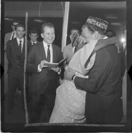 Fotografia "Jango c/ Dª Romana [Brasília]; Visita de D. Romana ao Presidente Jango em Brasília que lhe faz entrega do chapéu típico da Nigéria, Reportagem de Sucursal" ([Local n/d] , 1963) [negativo]. / Fotógrafo(a): Sucursal; Novelli.  -- ITEM-0002.