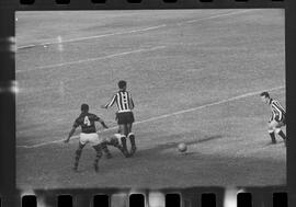 Fotografia "FUTEBOL = 'CAMPEONATO CARIOCA DE PROFISSIONAIS' Jogo Flamengo x Botafogo (3 x 1), America x Portuguesa (2 x 1), Madureira x Bangu (1 x 2), C. Grande x S. Cristovão (1 x 0) e C. Rio x Olaria (1 x 7), Reportagem de Esporte" ([Local n/d] , 1963) [negativo]. / Fotógrafo(a): Equipe.  -- ITEM-0069.