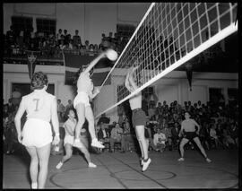 Fotografia "Voleibol - Masculino e Feminino de Volei Internacional no Flu" ([Local n/d] , [Data n/d]) [negativo]. / Fotógrafo(a): Ângelo.  -- ITEM-0002.