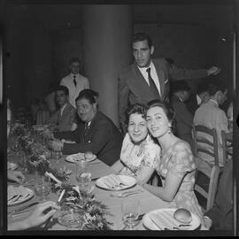 Fotografia "Banquete de 'Última Hora' em homenagem ao Vasco da Gama e Ademar Ferreira da Silva" ([Local n/d] , [Data n/d]) [negativo]. / Fotógrafo(a): Demócrito e Estrela.  -- ITEM-0049.