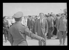 Fotografia "Jango em Recife; Jango Goulart em Recife. sendo recebido pelo Governador Miguel Arraes no Aeroporto do Estado.)" ([Local n/d] , 1963) [negativo]. / Fotógrafo(a): Sucursal.  -- ITEM-0034.