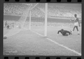 Fotografia "CAMPEONATO CARIOCA DE PROFISSIONAIS DE 1963 (1º TURNO) Jogos - Campeonato Carioca. Flamengo x Madureira (5 x 0) - Vasco x América (2 x 0) e Fluminense x Portuguesa (1 x 1). e Peter Kedzierski, homem voador dos EUA, (Vôo)" ([Local n/d] , 1963) [negativo]. / Fotógrafo(a): Equipe.  -- ITEM-0047.