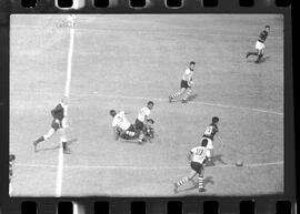 Fotografia "CAPEONATO [CAMPEONATO] CARIOCA DE 1963' (PROFISSIONAIS) (1º Turno) Jogo Famengo [Flamengo] x Campo Grande (5 x 0); Jogo Flamengo e Campo Grande, Reportagem de Esporte" ([Local n/d] , 1963) [negativo]. / Fotógrafo(a): Ribeiro; Demócrito.  -- ITEM-0045.