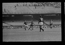 Fotografia "FUTEBOL = 'CAMPEONATO CARIOCA DE PROFISSIONAIS' Jogo Flamengo x Botafogo (3 x 1), America x Portuguesa (2 x 1), Madureira x Bangu (1 x 2), C. Grande x S. Cristovão (1 x 0) e C. Rio x Olaria (1 x 7), Reportagem de Esporte" ([Local n/d] , 1963) [negativo]. / Fotógrafo(a): Equipe.  -- ITEM-0007.