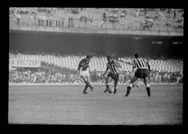 Fotografia "FUTEBOL = 'CAMPEONATO CARIOCA DE PROFISSIONAIS' Jogo Flamengo x Botafogo (3 x 1), America x Portuguesa (2 x 1), Madureira x Bangu (1 x 2), C. Grande x S. Cristovão (1 x 0) e C. Rio x Olaria (1 x 7), Reportagem de Esporte" ([Local n/d] , 1963) [negativo]. / Fotógrafo(a): Equipe.  -- ITEM-0227.