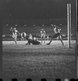 Fotografia "FUTEBOL = Jôgo [Jogo]: BOTAFOGO X OLARIA" ([Local n/d] , 1961) [negativo]. / Fotógrafo(a): Equipe.  -- ITEM-0010.