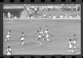 Fotografia "CAMPEONATO CARIOCA DE PROFISSIONAIS DE 1963 (1º TURNO) Jogos - Campeonato Carioca. Flamengo x Madureira (5 x 0) - Vasco x América (2 x 0) e Fluminense x Portuguesa (1 x 1). e Peter Kedzierski, homem voador dos EUA, (Vôo)" ([Local n/d] , 1963) [negativo]. / Fotógrafo(a): Equipe.  -- ITEM-0059.