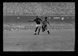 Fotografia "FUTEBOL = 'CAMPEONATO CARIOCA DE PROFISSIONAIS' Jogo Flamengo x Botafogo (3 x 1), America x Portuguesa (2 x 1), Madureira x Bangu (1 x 2), C. Grande x S. Cristovão (1 x 0) e C. Rio x Olaria (1 x 7), Reportagem de Esporte" ([Local n/d] , 1963) [negativo]. / Fotógrafo(a): Equipe.  -- ITEM-0225.