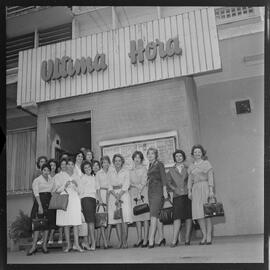 Fotografia "Recepcionistas na redação de Última Hora" ([Local n/d] , [Data n/d]) [negativo]. / Fotógrafo(a): Estrela e Álvaro.  -- ITEM-0012.