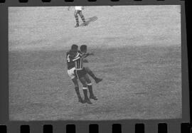 Fotografia "FUTEBOL = 'CAMPEONATO CARIOCA DE PROFISSIONAIS' Jogo Flamengo x Botafogo (3 x 1), America x Portuguesa (2 x 1), Madureira x Bangu (1 x 2), C. Grande x S. Cristovão (1 x 0) e C. Rio x Olaria (1 x 7), Reportagem de Esporte" ([Local n/d] , 1963) [negativo]. / Fotógrafo(a): Equipe.  -- ITEM-0204.