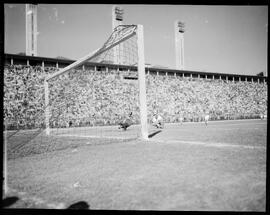 Fotografia "Esporte em São Paulo" ([Local n/d] , 1951) [negativo]. / Fotógrafo(a): Contursi.  -- ITEM-0014.