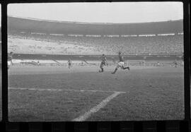 Fotografia "FUTEBOL = 'CAMPEONATO CARIOCA DE PROFISSIONAIS' Jogo Flamengo x Botafogo (3 x 1), America x Portuguesa (2 x 1), Madureira x Bangu (1 x 2), C. Grande x S. Cristovão (1 x 0) e C. Rio x Olaria (1 x 7), Reportagem de Esporte" ([Local n/d] , 1963) [negativo]. / Fotógrafo(a): Equipe.  -- ITEM-0171.