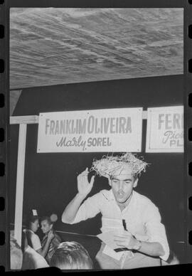 Fotografia "FESTIVAL BRASILEIRO DE ESCRITORES' FESTIVAL DE ESCRITTORES [ESCRITORES] (Preparativos) Com a presença do escritor Viriato Corrêa)" ([Local n/d] , 1963) [negativo]. / Fotógrafo(a): Pedro; Venê.  -- ITEM-0010.