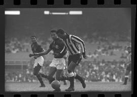 Fotografia "FUTEBOL = 'CAMPEONATO CARIOCA DE PROFISSIONAIS' Jogo Flamengo x Botafogo (3 x 1), America x Portuguesa (2 x 1), Madureira x Bangu (1 x 2), C. Grande x S. Cristovão (1 x 0) e C. Rio x Olaria (1 x 7), Reportagem de Esporte" ([Local n/d] , 1963) [negativo]. / Fotógrafo(a): Equipe.  -- ITEM-0218.