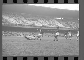 Fotografia "FLUMINENSE X BONSUCESSO; 'CAPEONATO [CAMPEONATO] CARIOCA DE FUTEBOL PROFISSIONAIS' Jogo no Maracanã - Fluminense x Bonsucesso (3x0), sendo que este jogo foi anulado devido a irregularidade havida), Reportagem de Esporte" ([Local n/d] , 1963) [negativo]. / Fotógrafo(a): Demócrito; Ribeiro.  -- ITEM-0007.