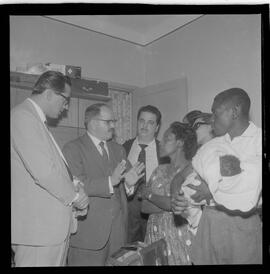 Fotografia "Garrincha - (Senhora) Caso do Desquite de Garrincha em Páu Grande (Reportagem em sua residência com festividades de aniversário de uma de suas Filhas), Reportagem de Oscar Cardoso" ([Local n/d] , 1963) [negativo]. / Fotógrafo(a): Joel.  -- ITEM-0005.