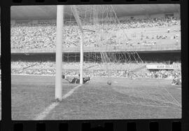 Fotografia "FUTEBOL = 'CAMPEONATO CARIOCA DE PROFISSIONAIS' Jogo Flamengo x Botafogo (3 x 1), America x Portuguesa (2 x 1), Madureira x Bangu (1 x 2), C. Grande x S. Cristovão (1 x 0) e C. Rio x Olaria (1 x 7), Reportagem de Esporte" ([Local n/d] , 1963) [negativo]. / Fotógrafo(a): Equipe.  -- ITEM-0189.