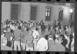 Fotografia "Conflitos' Conflitos - Passeatas - Polícia militar agride povo na Leopoldina - á favor das reformas de bases" ([Local n/d] , 1963) [negativo]. / Fotógrafo(a): Paulo; Venê; André; Alvaro; Pinto.  -- ITEM-0062.