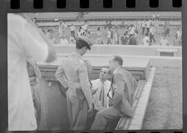 Fotografia "CAMPEONATO CARIOCA DE PROFISSIONAIS DE 1963 (1º TURNO) Jogos - Campeonato Carioca. Flamengo x Madureira (5 x 0) - Vasco x América (2 x 0) e Fluminense x Portuguesa (1 x 1). e Peter Kedzierski, homem voador dos EUA, (Vôo)" ([Local n/d] , 1963) [negativo]. / Fotógrafo(a): Equipe.  -- ITEM-0110.