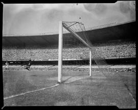 Fotografia "Esporte - Futebol - Fluminense x Vasco" ([Local n/d] , [Data n/d]) [negativo]. / Fotógrafo(a): Ângelo.  -- ITEM-0008.