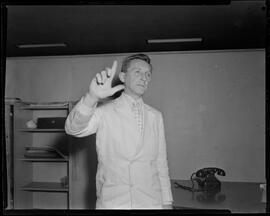 Fotografia "Carlos Gracie na redação de 'U. H.', Repórter: Carlos Renato, Esportes" ([Local n/d] , [Data n/d]) [negativo]. / Fotógrafo(a): Barros.  -- ITEM-0002.